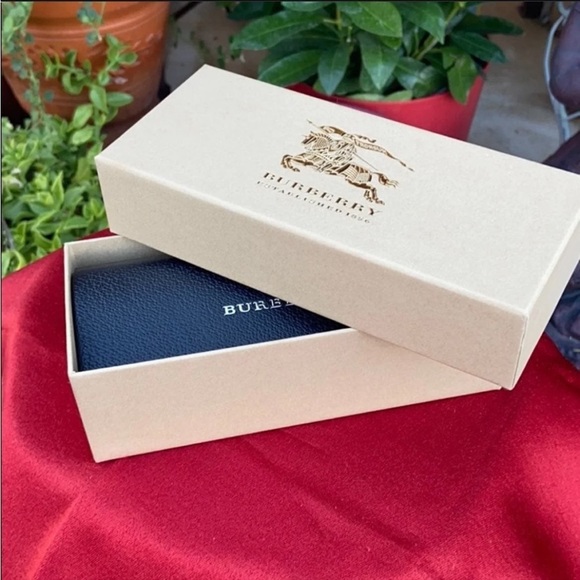 🕶️ New Burberry Iconic Tartan Plaid Sunglasses 🕶️ - Picture 10 of 16